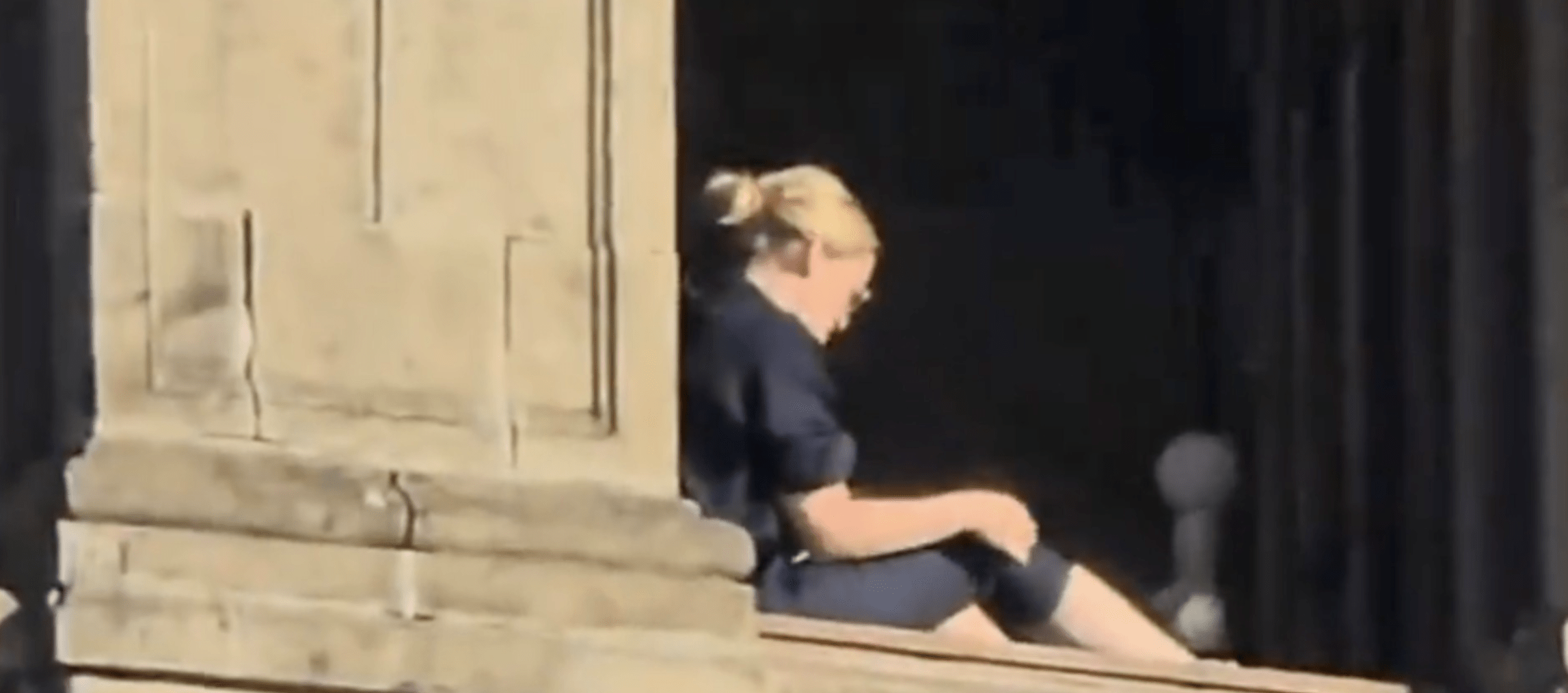 Sheinbaum confirmó que una mujer sí tomó el sol en una ventana de Palacio Nacional - Noticias de Actualidad de México y el Mundo -