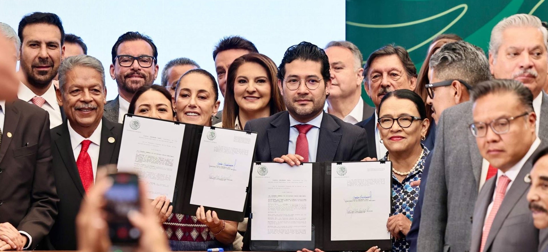 En el Día del Trabajo, Sheinbaum firma acuerdo para jornada laboral de 40 horas - Noticias de Actualidad de México y el Mundo -