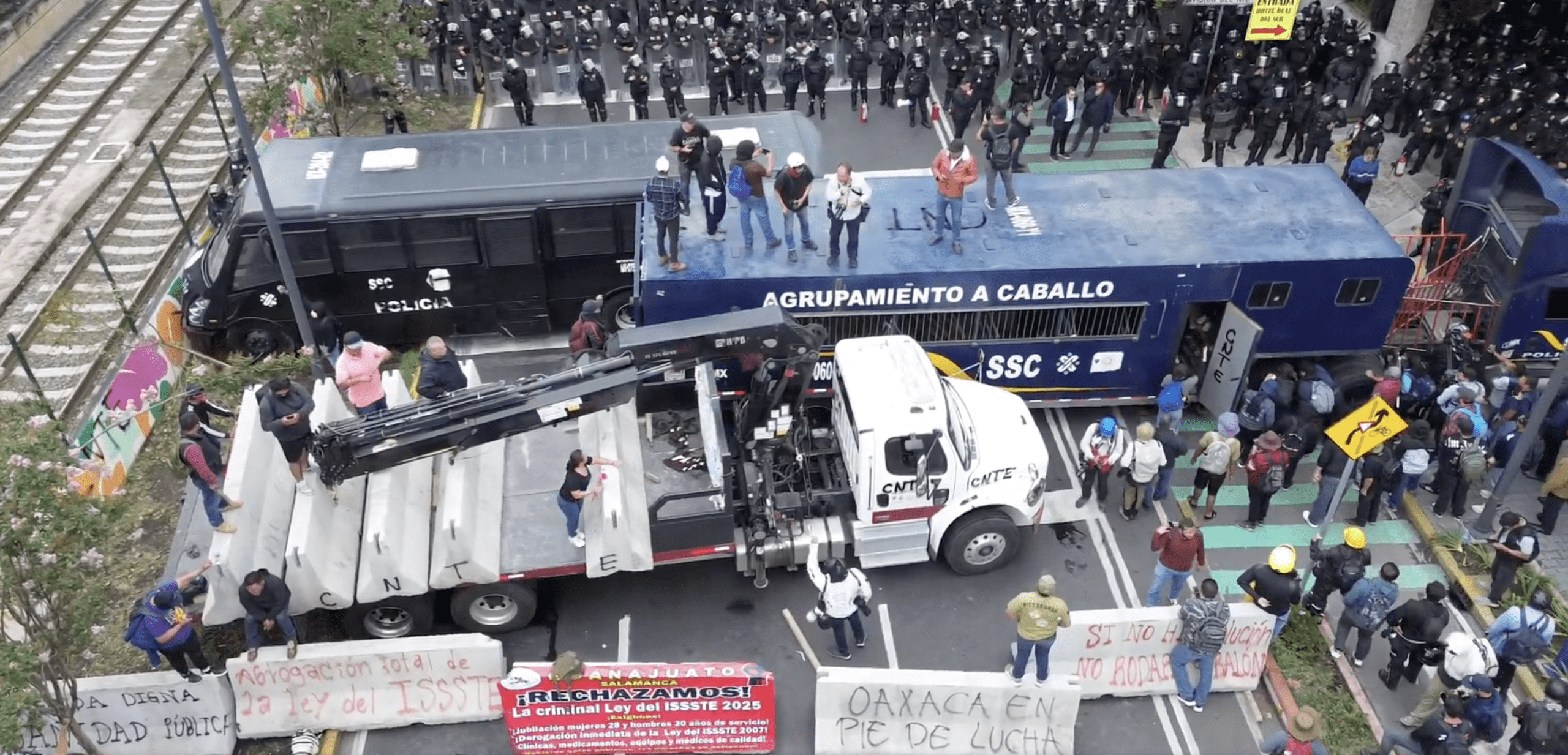 CNTE colapsa Calzada de Tlalpan por marcha hacia el Estadio Ciudad de México; policías les bloquean el paso - Noticias de Actualidad de México y el Mundo -