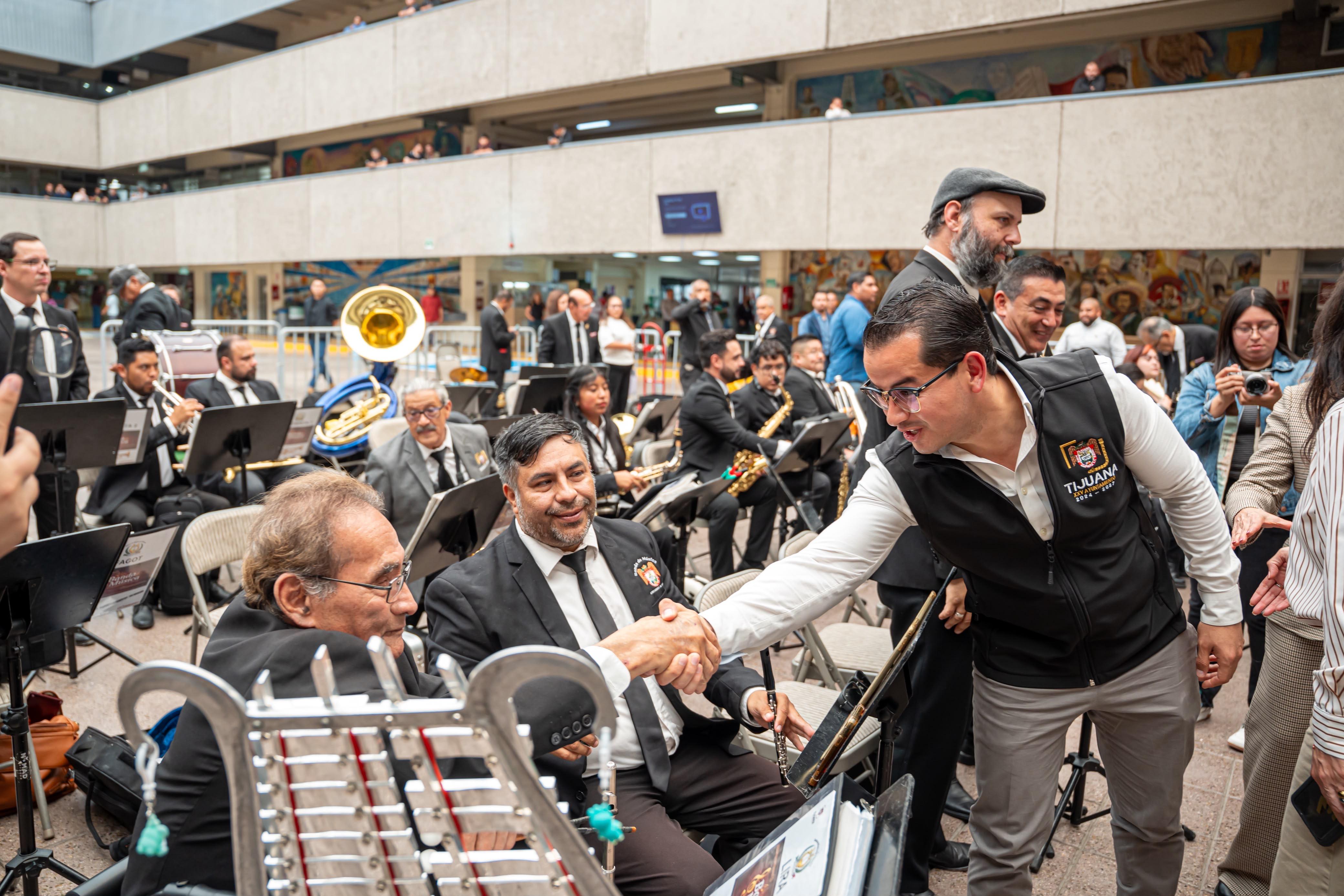 Entrega Abdiel Gutiérrez Coronado sacos institucionales a la banda de música del Ayuntamiento de Tijuana - Noticias de Actualidad de México y el Mundo -