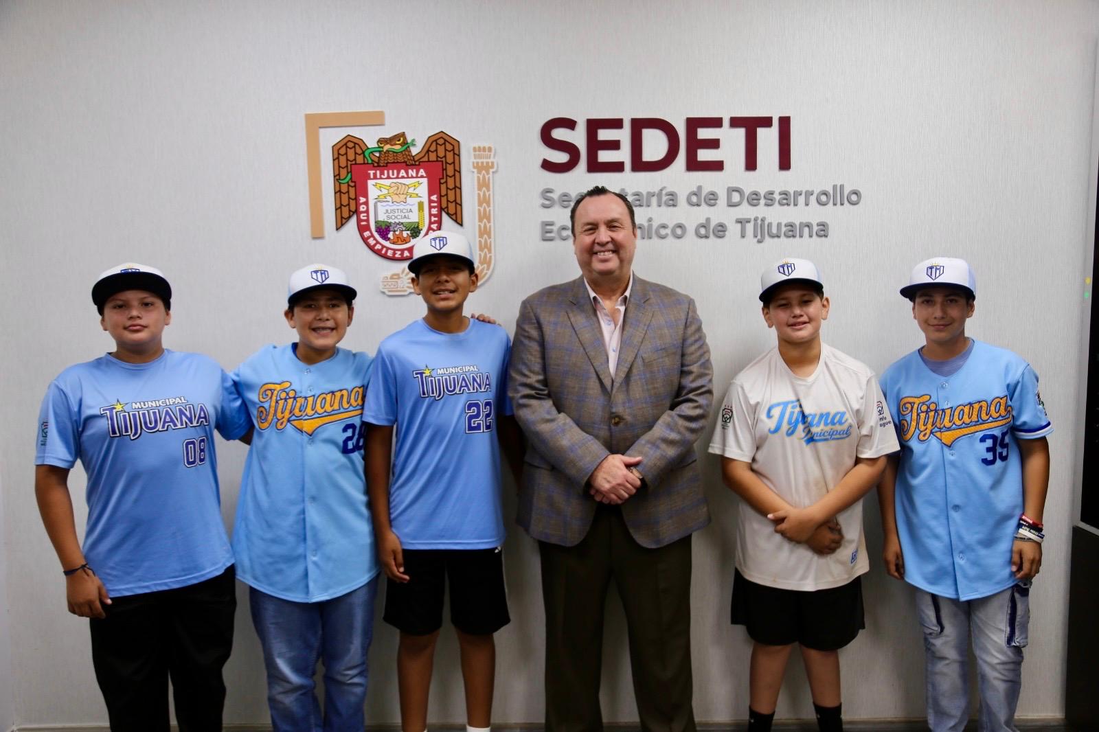 Entrega Gobierno Municipal apoyos a deportistas tijuanenses para competencias internacionales - -