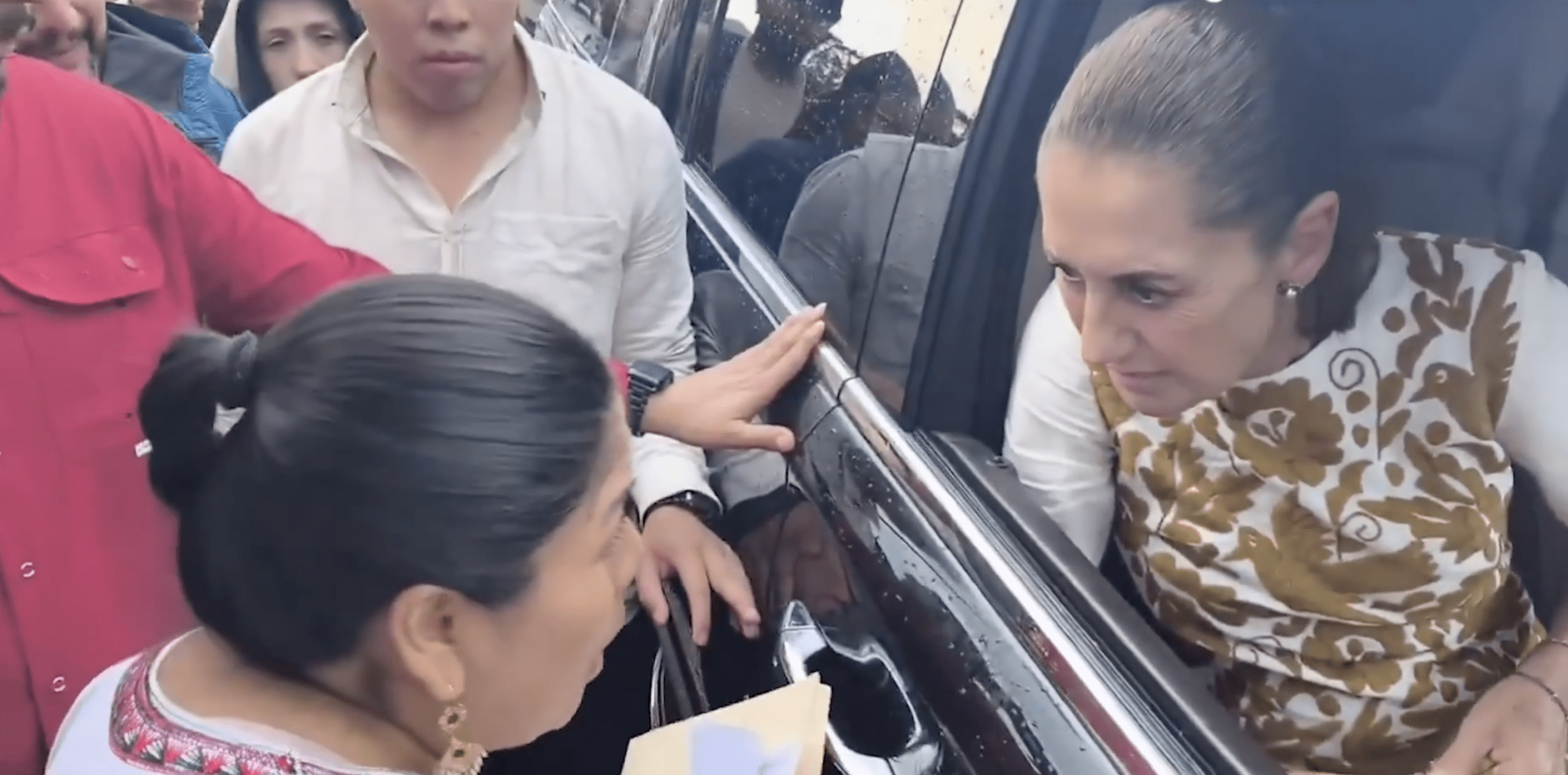 Sección 22 de la CNTE aborda a Sheinbaum en Oaxaca y acuerda mesa de diálogo para el 13 de agosto - -