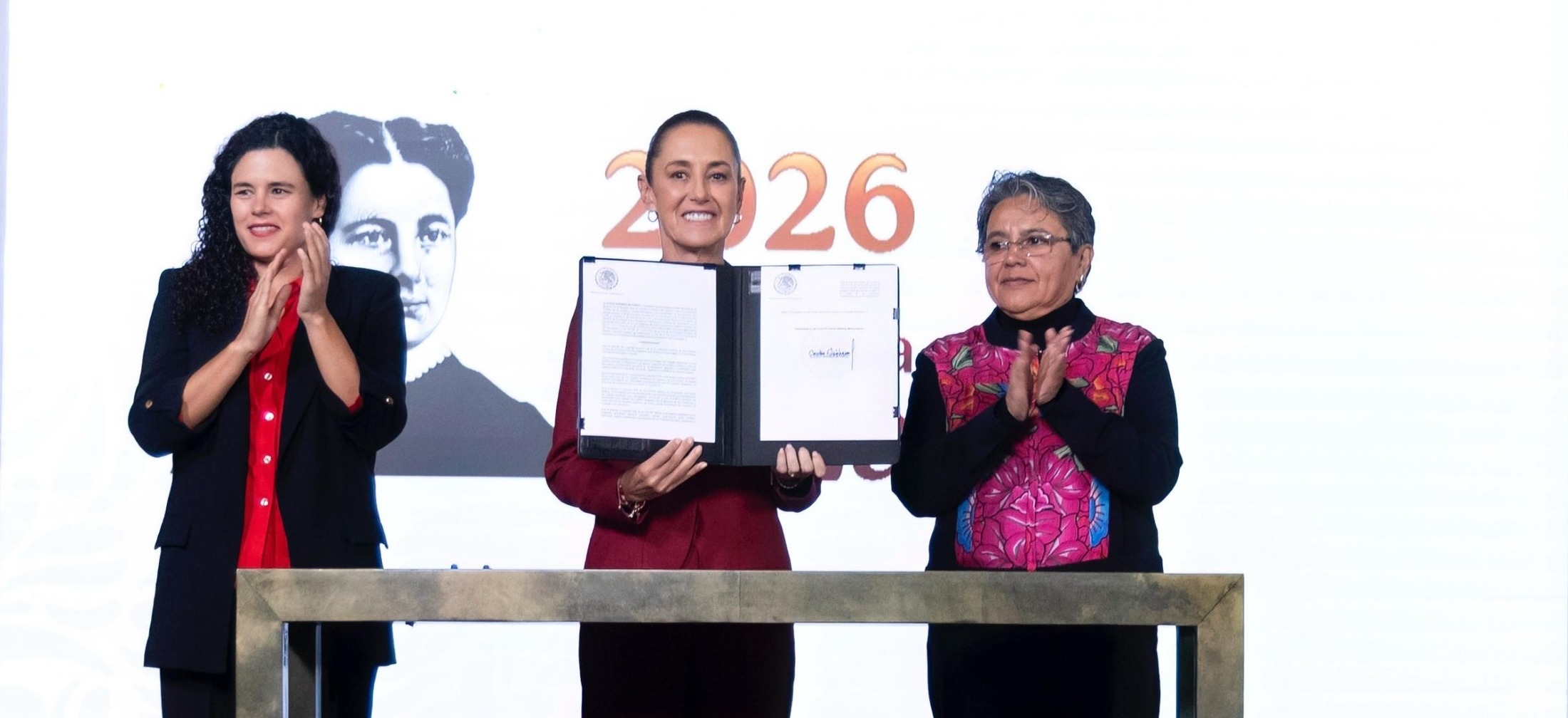 Sheinbaum firma decreto para ampliar la transparencia del Gobierno federal - -