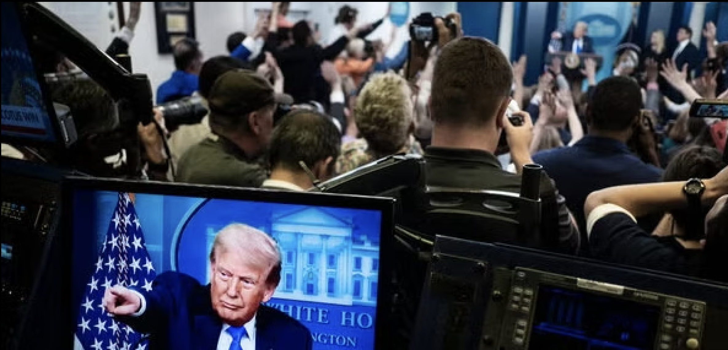 Juez ordena a Casa Blanca restablecer inmediatamente el acceso a medios vetados por Trump - -