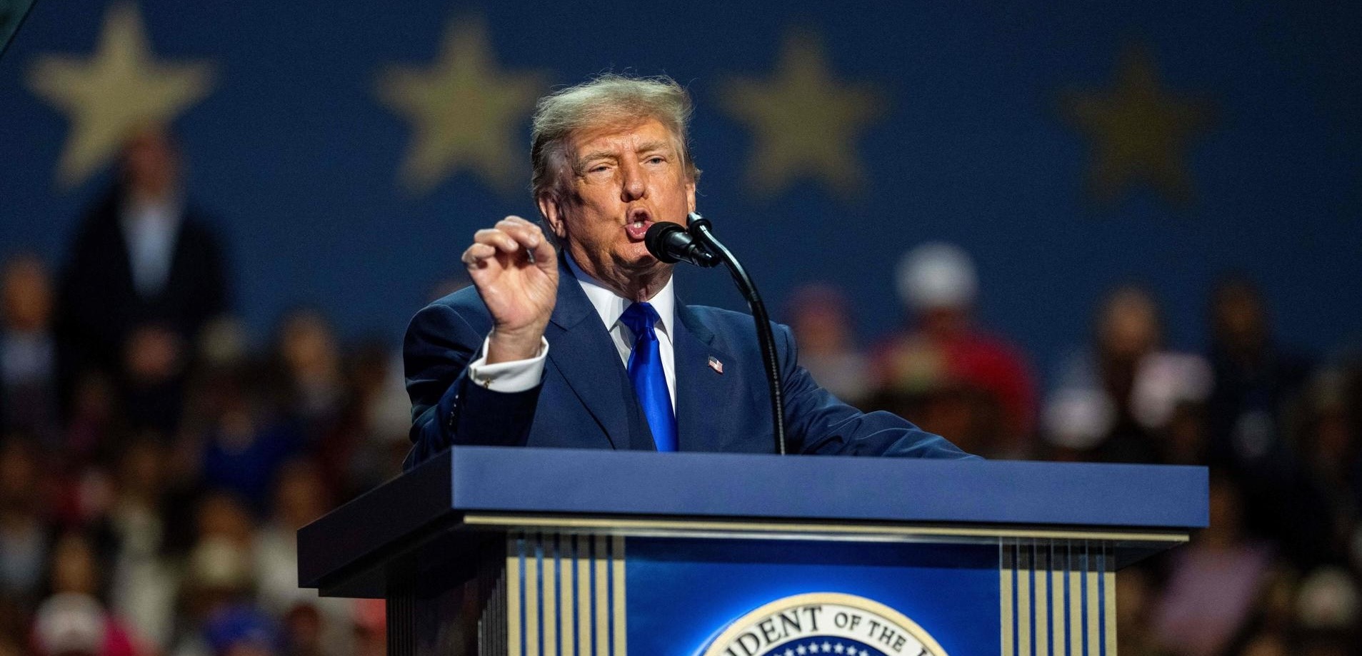 'Imaginen que votan por mí': Trump promete 5 mil dólares a cada adulto si los republicanos ganan las elecciones intermedias - -