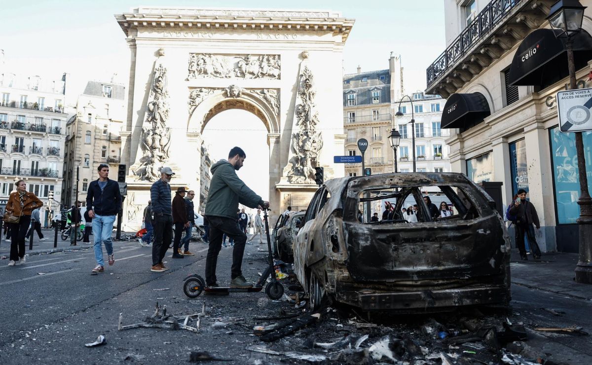 Más de 2,300 detenidos y 500 agentes heridos tras jornada de disturbios en Francia; Macron promete ser 'inflexible' - -