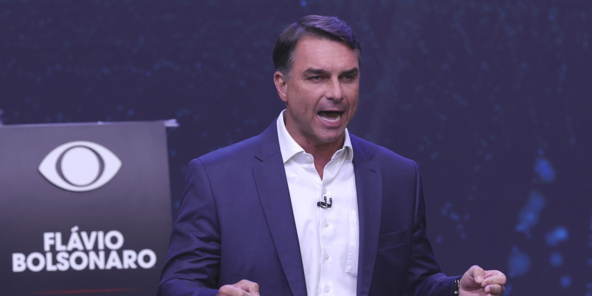 El excandidato presidencial brasileño Flávio Bolsonaro abandonó Brasil y llegó a EU con visado especial - -