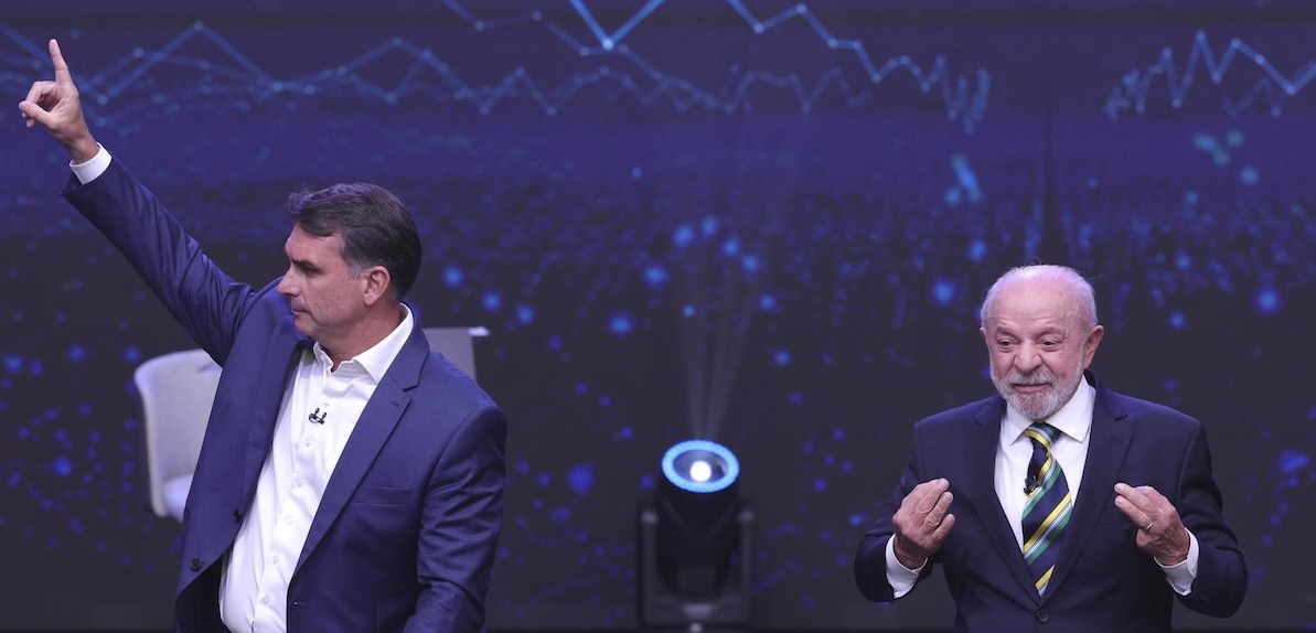 Lula y Bolsonaro chocaron por casos de corrupción en un tenso debate presidencial en Brasil - -